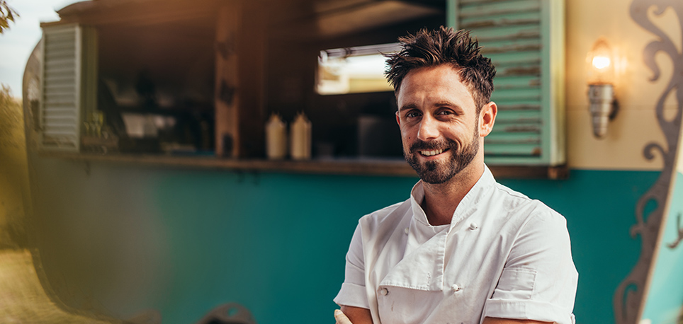 Foodtruck met kebab en waterpipjterras